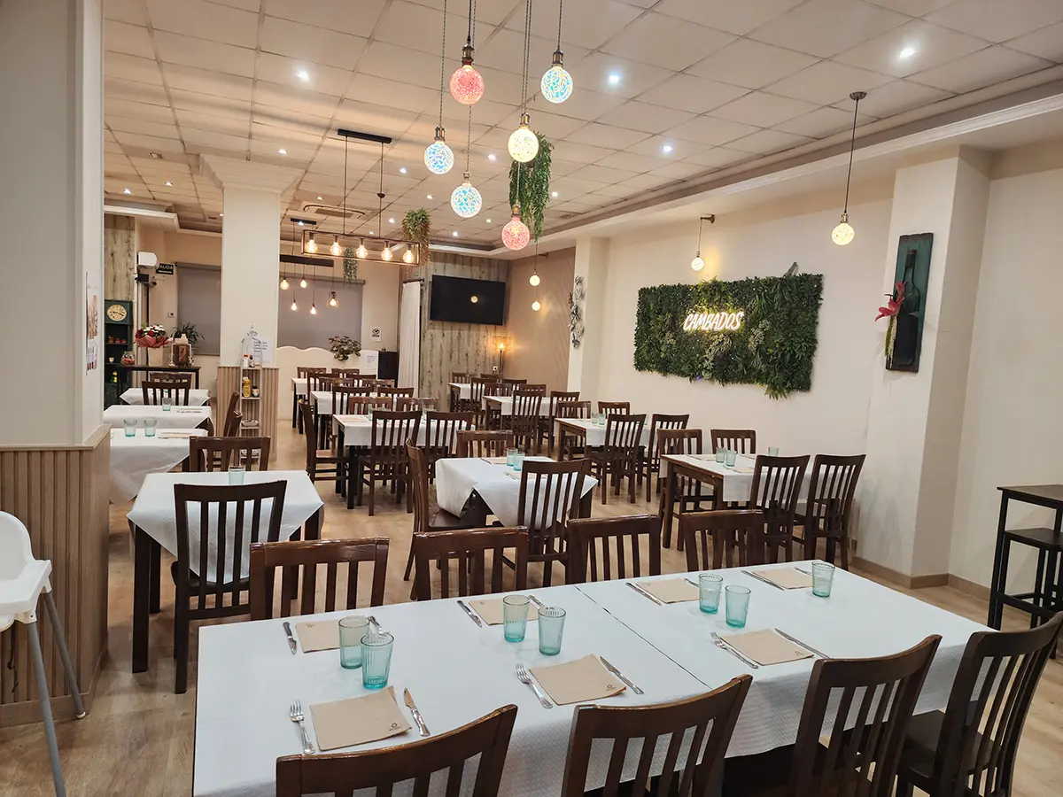 Panorámica del comedor preparado para almuerzos